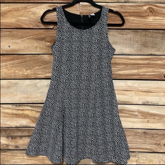 H&M Dresses & Skirts - H&M divided black & white floral ditsy dress size 6 small/medium